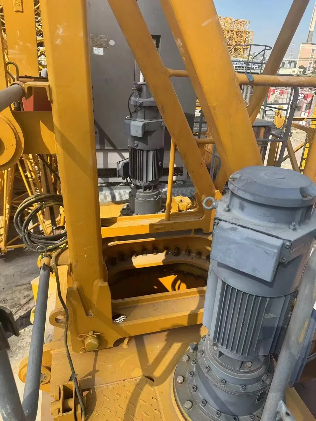 Affordable Zoomlion Zoomlion Wa6516-8b Used Tower Crane for Industrial Facility Construction 1