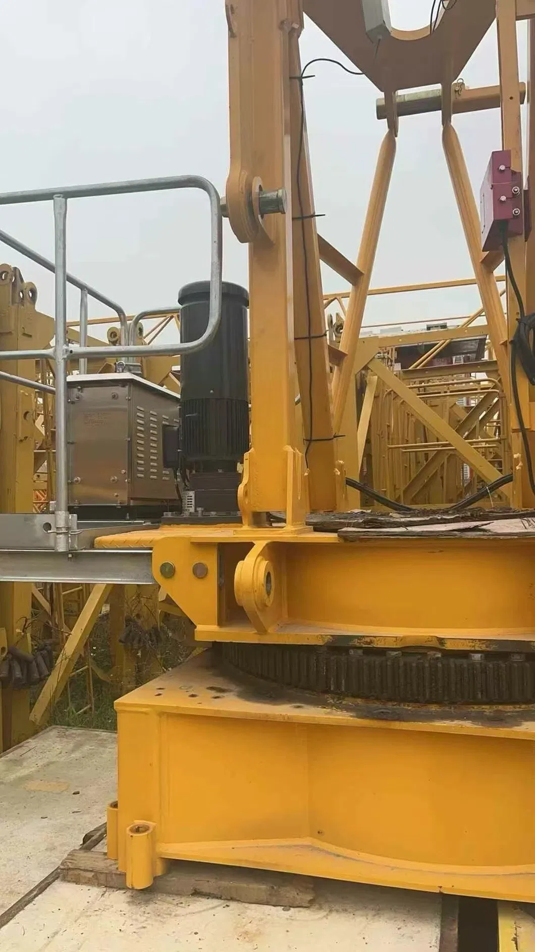 200m High Lifting Height Zoomlion Zoomlion 6015-8 Tower Crane Industrial Lifting Equipment 1