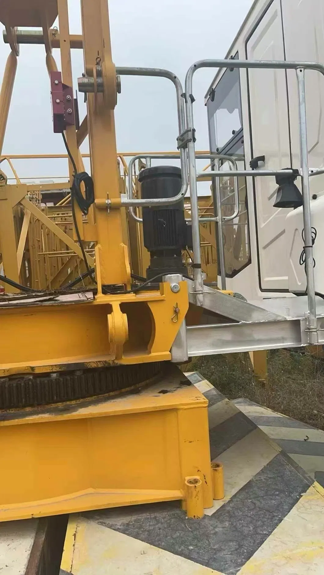 200m High Lifting Height Zoomlion Zoomlion 6015-8 Tower Crane Industrial Lifting Equipment 2