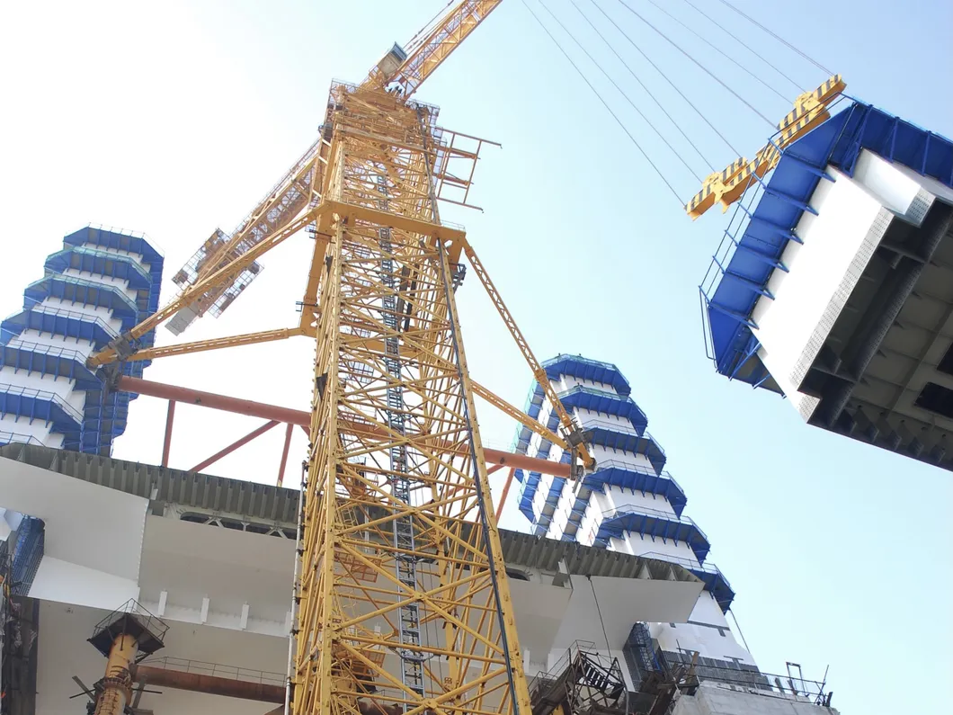 Zoomlion Brand 8t Mobile Tower Crane with Cabin 3